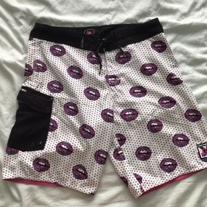 Quiksilver BoardShorts Men’s Size 33 Lips Print / Polka Dot